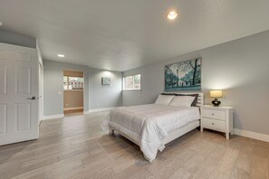 Interior - Puget Sound Views! Serene Federal Way Retreat (Federal Way)