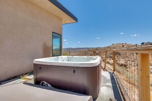 House (3 Bedrooms) | Interior - Hot Tub & Views! Contemporary Yucca Valley Retreat (Yucca Valley)