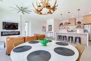 Interior - Hot Tub & Views! Contemporary Yucca Valley Retreat (Yucca Valley)