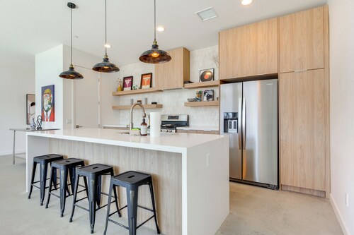 Hot Tub & Views! Contemporary Yucca Valley Retreat