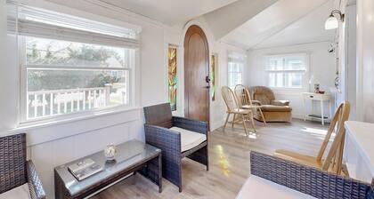 Charming 3BR Cottage Near the Beach w/ Deck