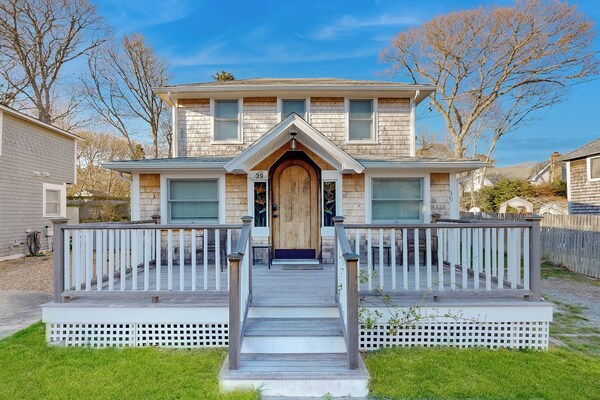 Charming 3br Cottage Near The Beach W/ Deck - Martha's Vineyard, MA