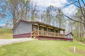 Interior - 'Be Still in the Hills' Laurelville Home, Hot Tub (Laurelville)