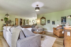 Interior - 'Be Still in the Hills' Laurelville Home, Hot Tub (Laurelville)