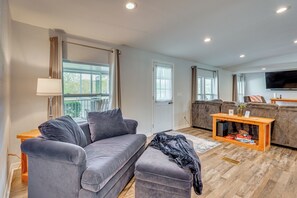 Interior - Florida Countryside Retreat: Fire Pit + Huge Yard! (Mcalpin)