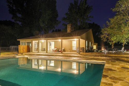 2 Private Pools! Stunning Southaven Group Getaway