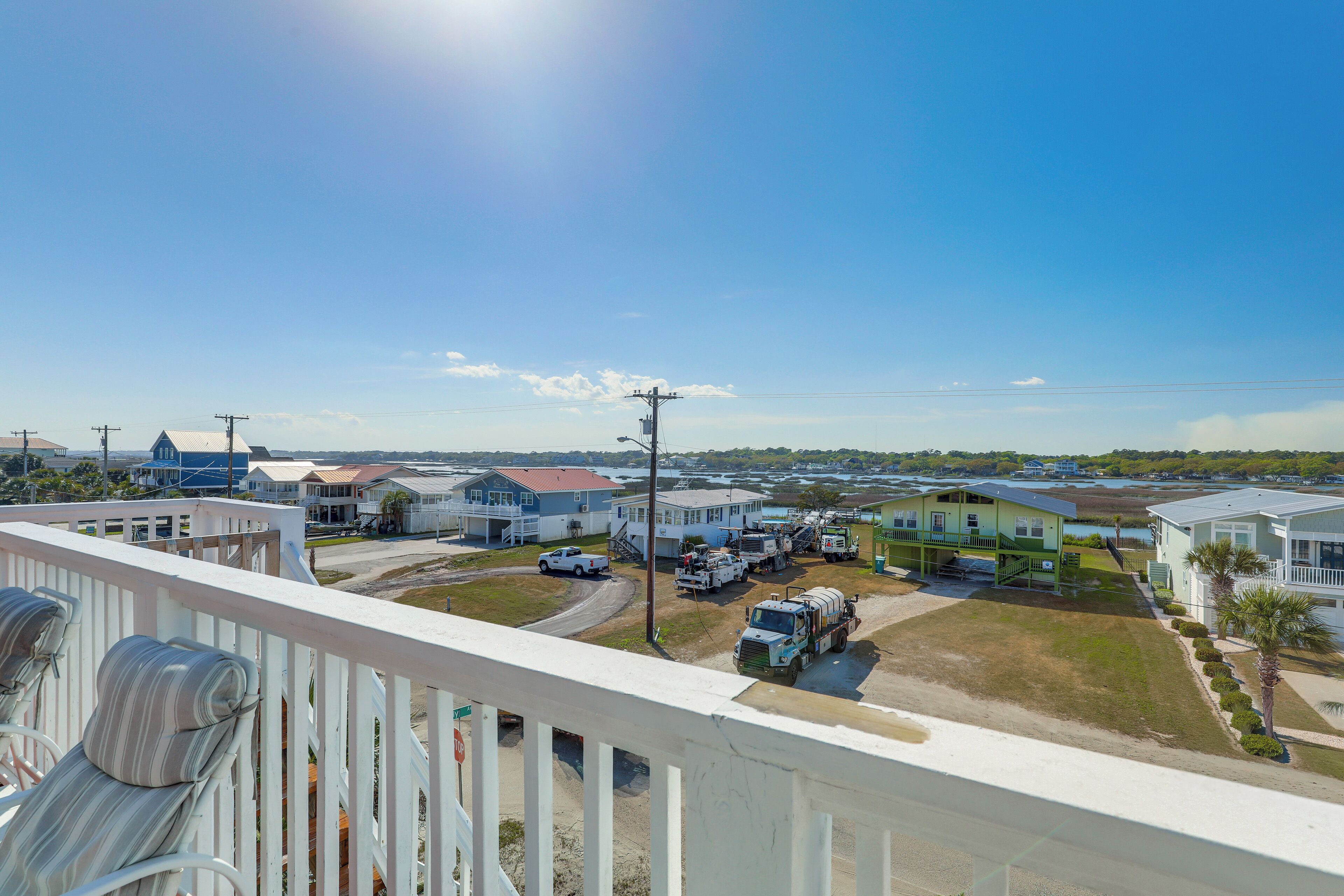 Un quartier résidentiel avec des maisons, un quai et un ciel dégagé.