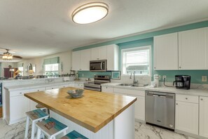 Interior - Walk to Garden City Pier & Beach! Group Getaway (Murrells Inlet)