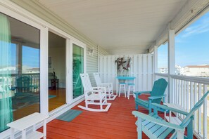 Interior - Walk to Garden City Pier & Beach! Group Getaway (Murrells Inlet)