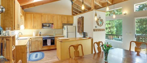 House (3 Bedrooms) | Interior