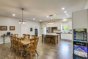 Interior - Sunset Soaks & Family Fun: Rural Tennessee Retreat (Hartsville)