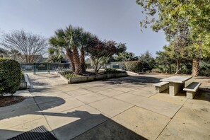 Outdoor dining - Sunset Rentals | Queens Grant 684 | Dog Friendly (Hilton Head Island)