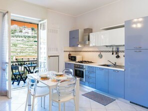 Private kitchen - Beautiful apartment for 3 people with pool, TV and balcony (Pietra Ligure)