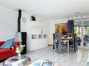 TV, fireplace - La Maison des Palmiers by Interhome (Le Bouveret)
