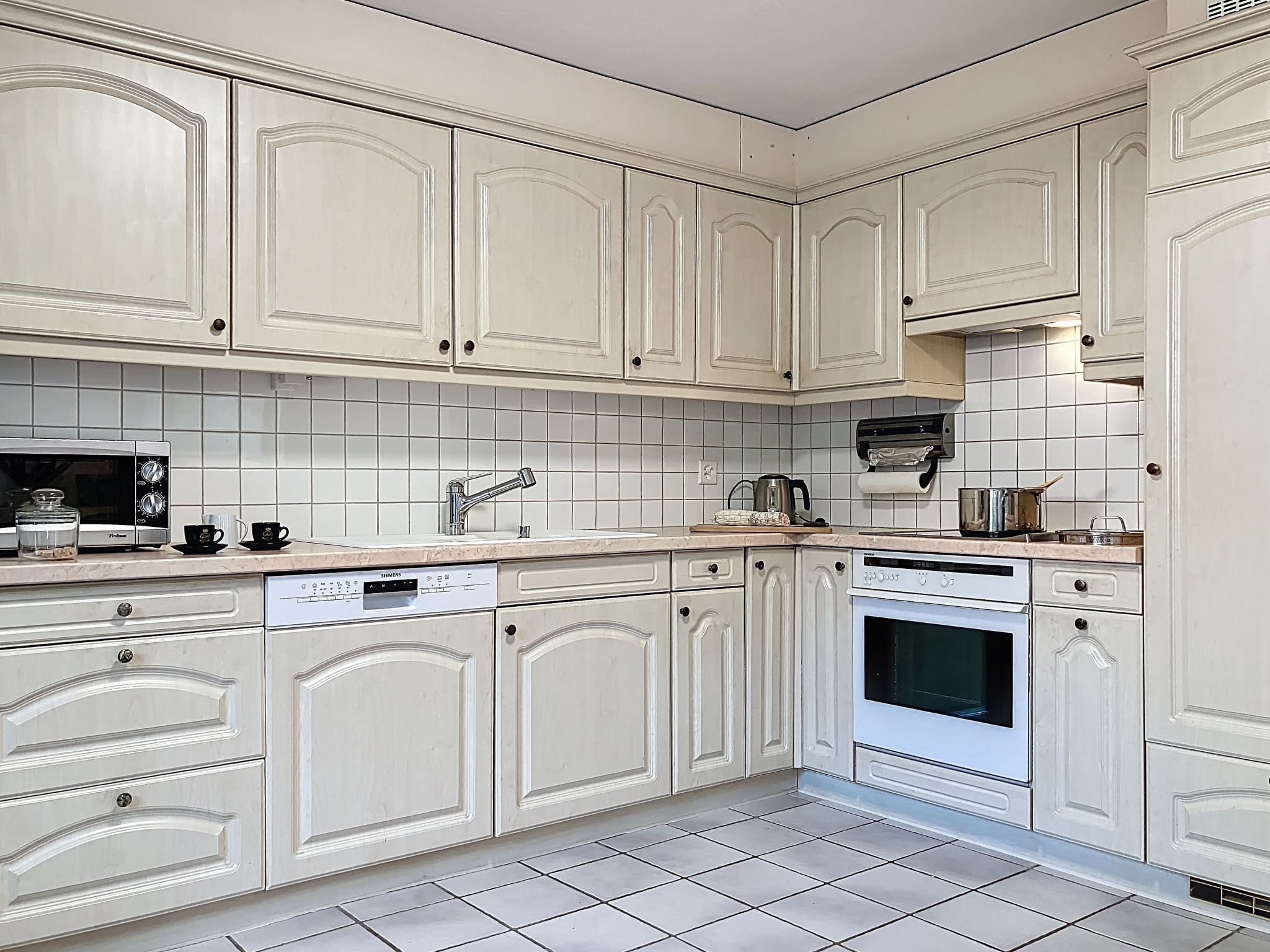 Kühlschrank, Mikrowelle, Ofen, Geschirrspüler
