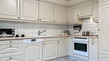 Kühlschrank, Mikrowelle, Ofen, Geschirrspüler