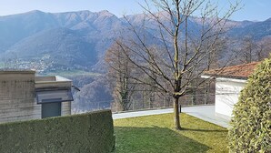 Un edificio moderno con vistas despejadas a las montañas al fondo.