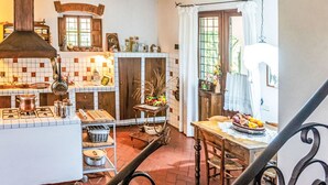 Une cuisine équipée d’une cuisinière, d’un évier et de divers ustensiles de cuisine.