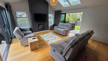 House, 4 Bedrooms, Accessible, Smoking | Living room