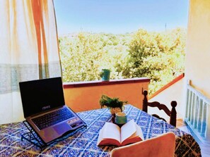 Outdoor dining - Wonderful private villa for 5 people with WIFI, A/C, TV, terrace and panoramic view (Villasimius)