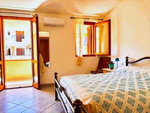 Room - Wonderful private villa for 5 people with WIFI, A/C, TV, terrace and panoramic view (Villasimius)
