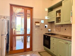 Private kitchen - Wonderful private villa for 5 people with WIFI, A/C, TV, terrace and panoramic view (Villasimius)