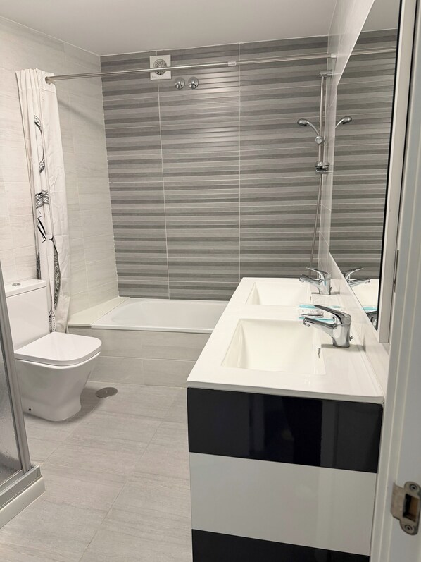 Secadora de cabello, toallas, jabón, papel de baño 