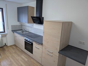 Frigorífico, horno, placa de cocina y lavavajillas