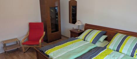 1 bedroom, desk, WiFi, bed sheets