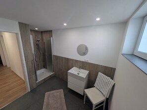 Douche, serviettes fournies, savon, papier de toilette