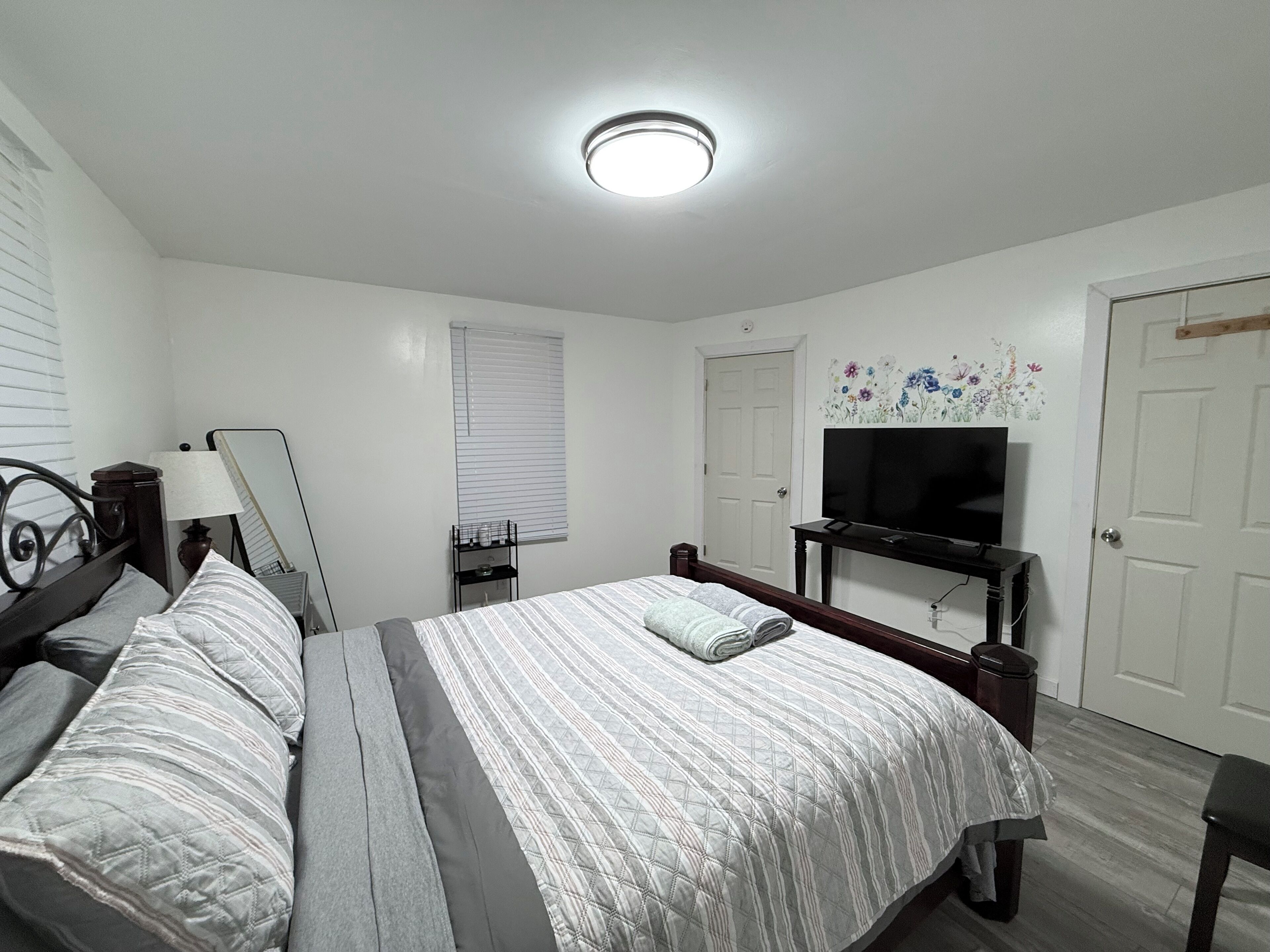 2 chambres, fer et planche à repasser, Wi-Fi, draps fournis