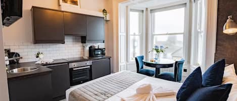 1 habitación, tabla de planchar con plancha, wifi y ropa de cama