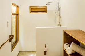 Bungalow, airconditioning, uitzicht op tuin | Badkamer | Een douche, een haardroger, handdoeken, zeep