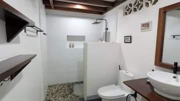 Suite Studio, cuisine, vue jardin | Salle de bain
