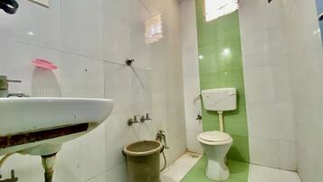 Deluxe dubbelrum - utsikt mot staden | Badrum