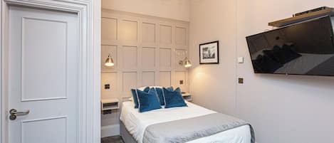 1 habitación, tabla de planchar con plancha y cuna de viaje