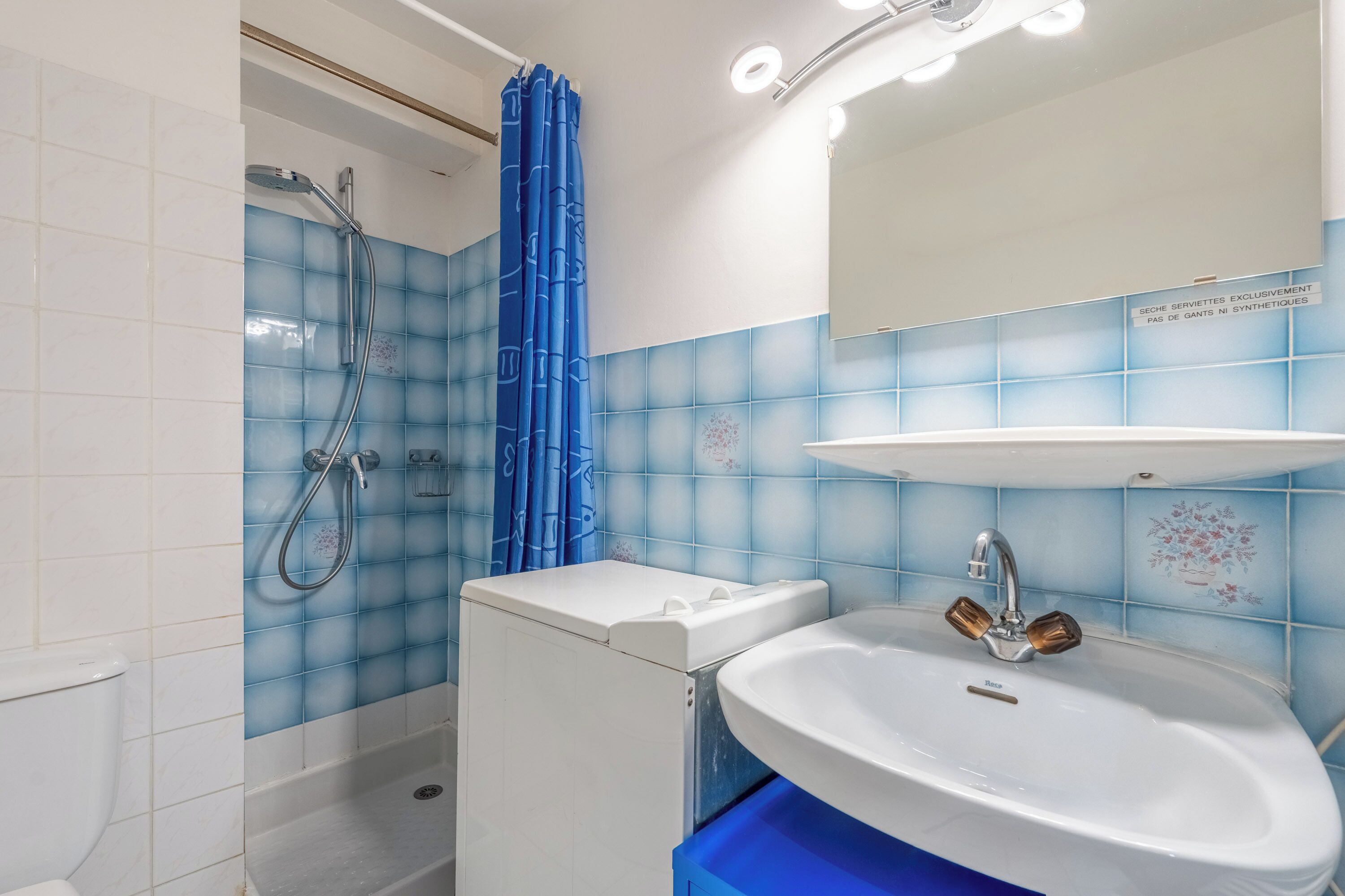 Douche, sèche-cheveux, serviettes fournies, savon