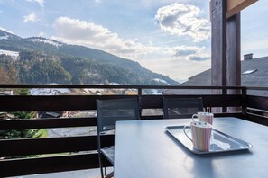 Outdoor dining - Studio with Bacon and Mountain View, close to slopes and town center (Le Grand-Bornand)