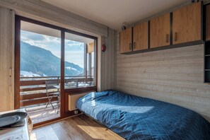 1 chambre, fer et planche à repasser, draps fournis