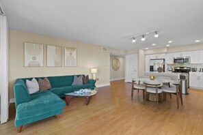 Living area - Oceanfront Serenity - 2BR Marina del Rey Luxury Suite PKG & Pool (Marina del Rey)