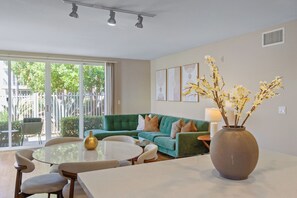 Living area - Oceanfront Serenity - 2BR Marina del Rey Luxury Suite PKG & Pool (Marina del Rey)