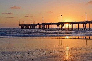 Beach - Oceanfront Serenity - 2BR Marina del Rey Luxury Suite PKG & Pool (Marina del Rey)