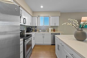 Private kitchen - Oceanfront Serenity - 2BR Marina del Rey Luxury Suite PKG & Pool (Marina del Rey)