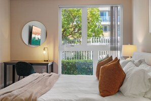 Room - Oceanfront Serenity - 2BR Marina del Rey Luxury Suite PKG & Pool (Marina del Rey)