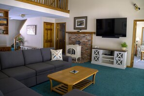 Smart TV, books - Lakefront Peninsula Retreat, 4BR w/Private Dock (West Gardiner)