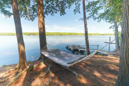 Lakefront Peninsula Retreat w/Private Dock, on Cobbosseecontee Lake, 4 BR