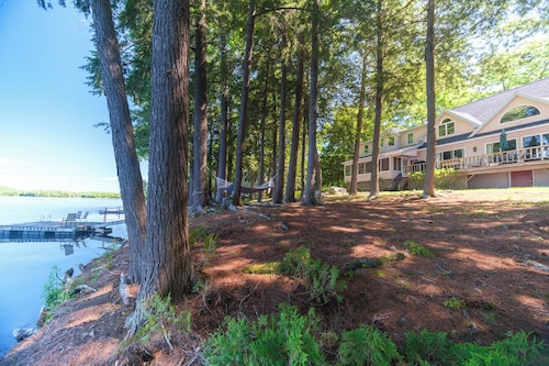 Lakefront Peninsula Retreat w/Private Dock, on Cobbosseecontee Lake, 4 BR