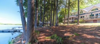 Lakefront Peninsula Retreat w/Private Dock, on Cobbosseecontee Lake, 4 BR