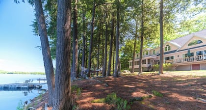 Lakefront Peninsula Retreat w/Private Dock, on Cobbosseecontee Lake, 4 BR