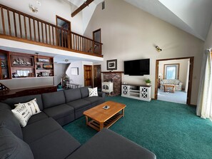 Smart TV, books - Lakefront Peninsula Retreat, 4BR w/Private Dock (West Gardiner)